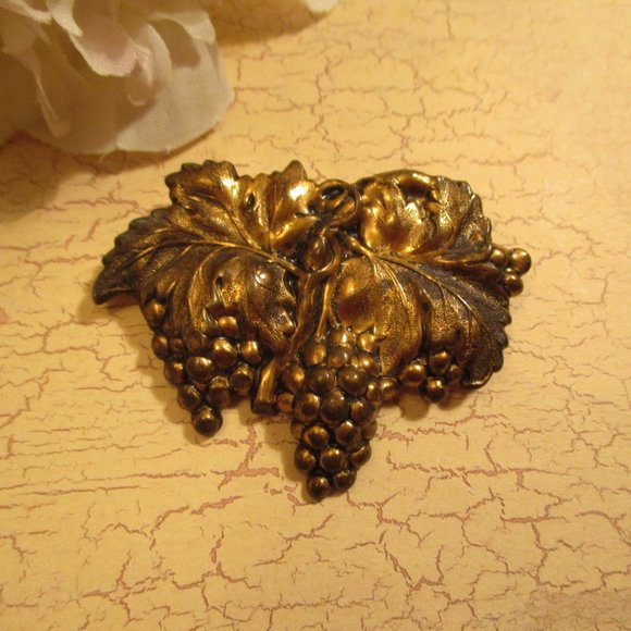 ART DECO Brass Repousse Grape Themed Brooch Lot~Vintage Gold Grape Brooches - Picture 7 of 13